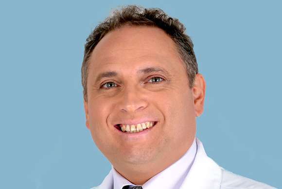 Fundo azul com o rosto do Dr. Adalberto Leme de Oliveira